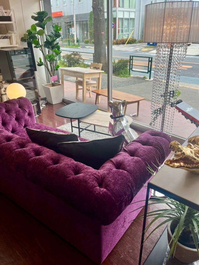 ショップフレンズの店内写真。紫のソファを中心としたゴージャスな家具・雑貨が並ぶ。